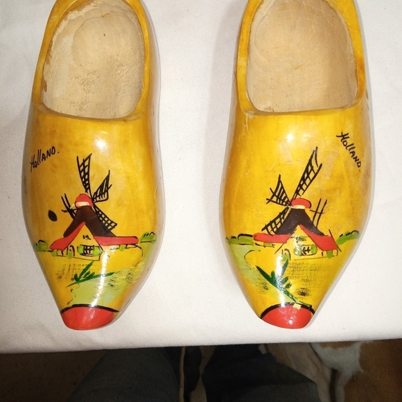 𝅺2 pairs of Vintage Hand Painted Holland Windmill Wooden Dutch Shoes. - Picture 2 of 10